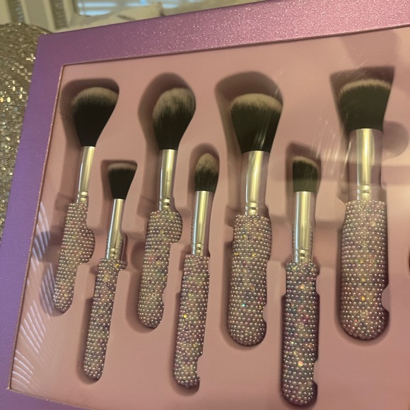 GLITZ AND GLAM HOLIDAY MAKEUP BRUSHES - Picture 5 of 9